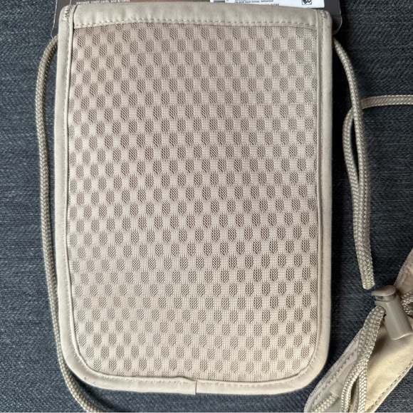 Victorinox Deluxe Concealed Security Pouch w/RFID Protection NWT - Picture 7 of 7